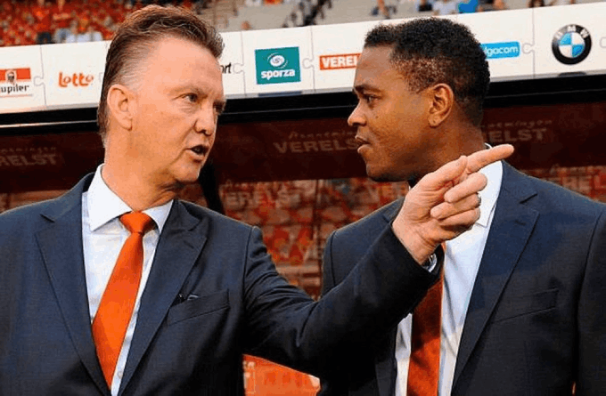 HLV Louis van Gaal và Patrick Kluivert thời cùng làm việc cho ĐTQG Hà Lan. - Ảnh: Getty