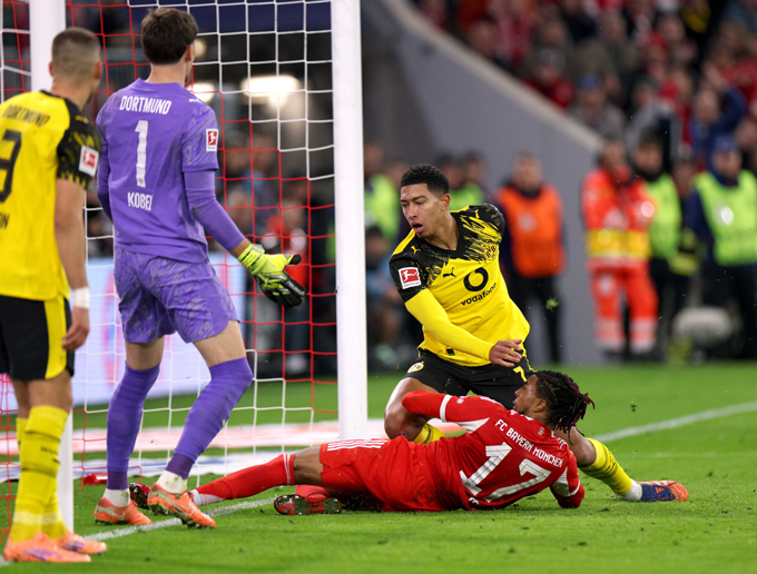 Olise tận dụng cơ hội băng vào xoạc bóng tung lưới Dortmund