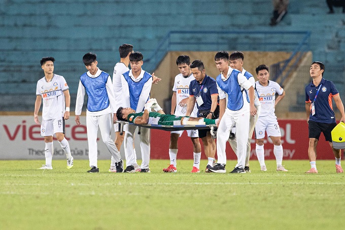 Bùi Tiến Dũng rời sân bằng cáng 