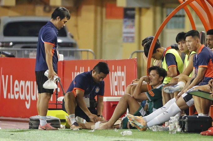 V.League 2025/26 coi như chấm dứt với Bùi Tiến Dũng. Ảnh: Đức Cường 