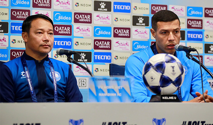 HLV Vũ Hồng Việt và trung vệ Lucas tham dự buổi họp báo trước trận gặp Gamba Osaka 