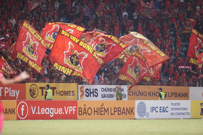 Các CĐV Ninh Bình đang rất phấn khích vì đội nhà. Ảnh: Minh Tuấn 