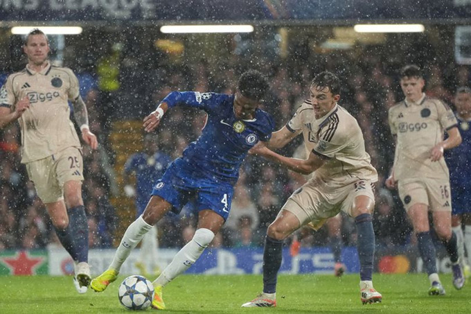 Estevao đã khiến hàng thủ Ajax trải qua một đêm ác mộng ở Stamford Bridge