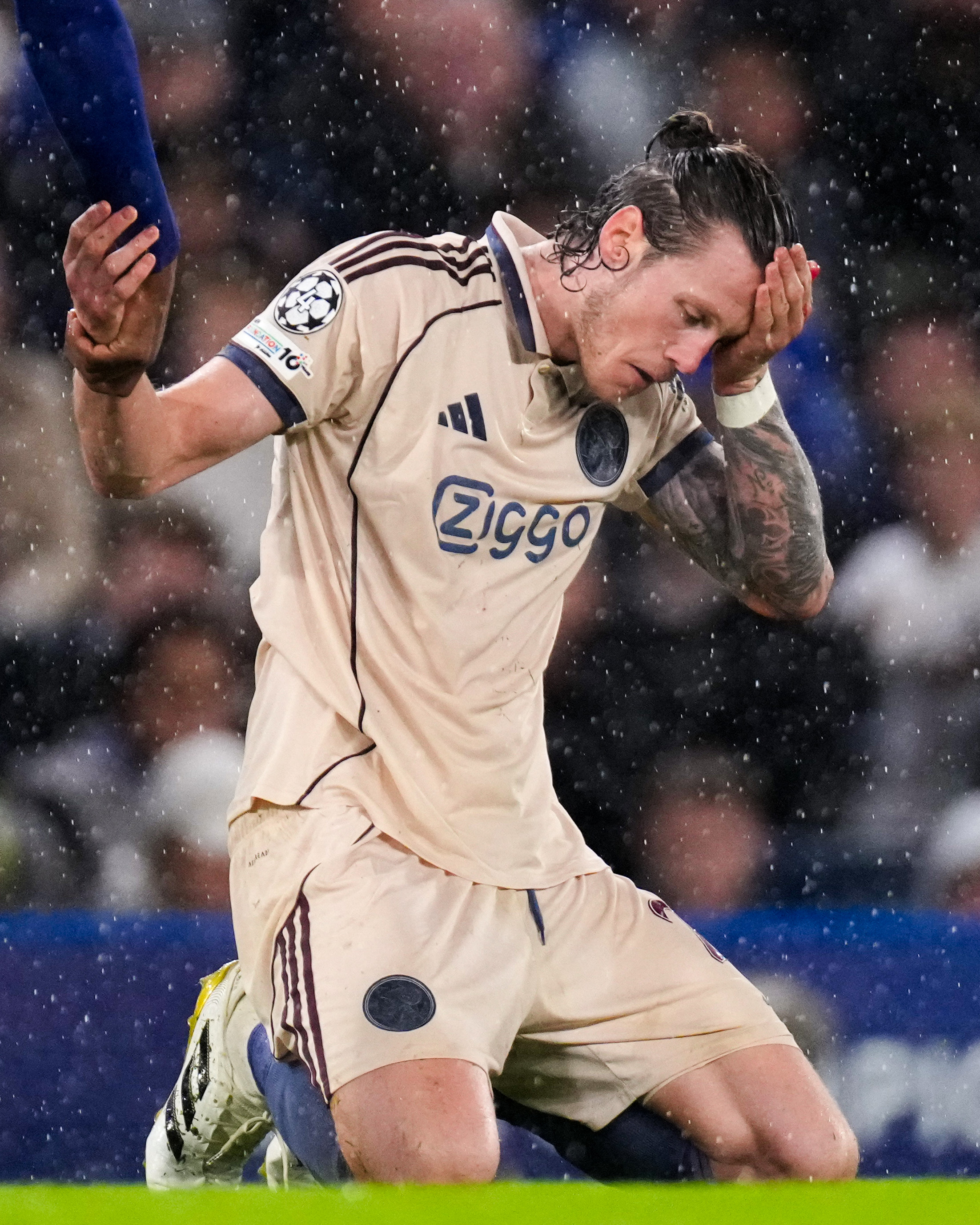 Weghorst có ngày thi đấu đáng quên trước Chelsea