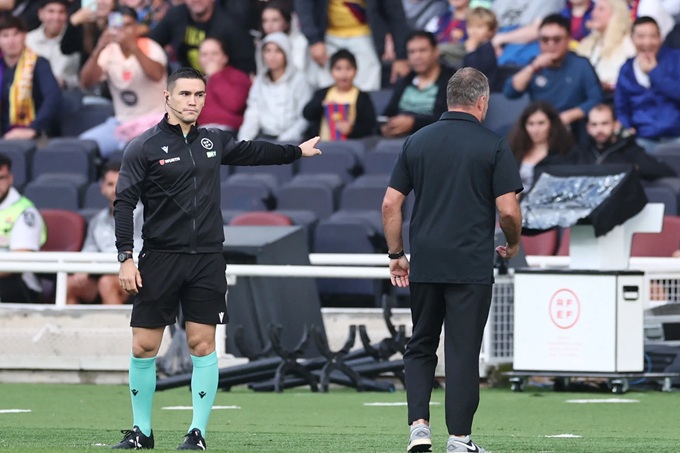 Trọng tài Jesus Gil Manzano truất quyền chỉ đạo của Hansi Flick ở trận đấu giữa Barcelona và Girona