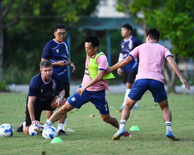 HLV Harry Kewell đang rèn giũa cho các cầu thủ Hà Nội trước chuyến làm khách tại Gò Đậu. Ảnh: Minh Dân