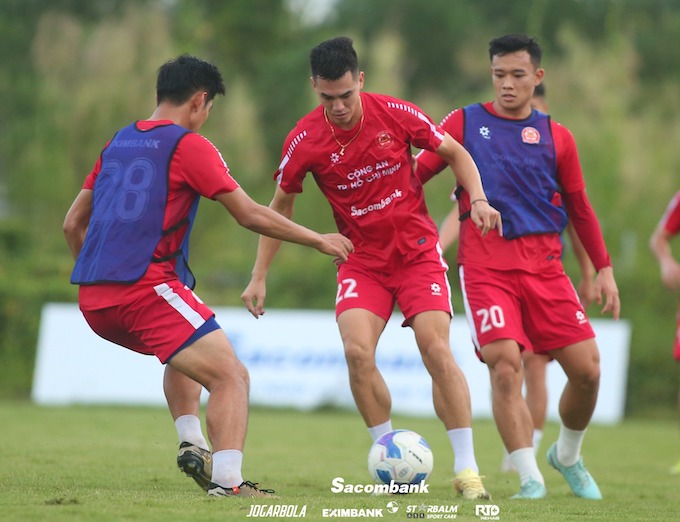 Đã rất lâu rồi người hâm mộ mới lại được chứng kiến trận đấu của hai đội bóng ngành công an. Ảnh: FBNV