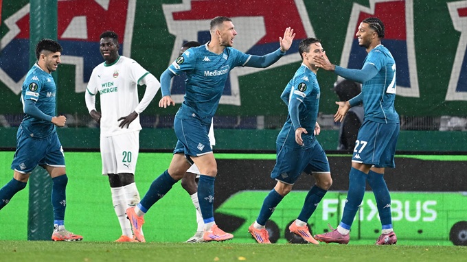 Dzeko tỏa sáng trong màu áo Fiorentina