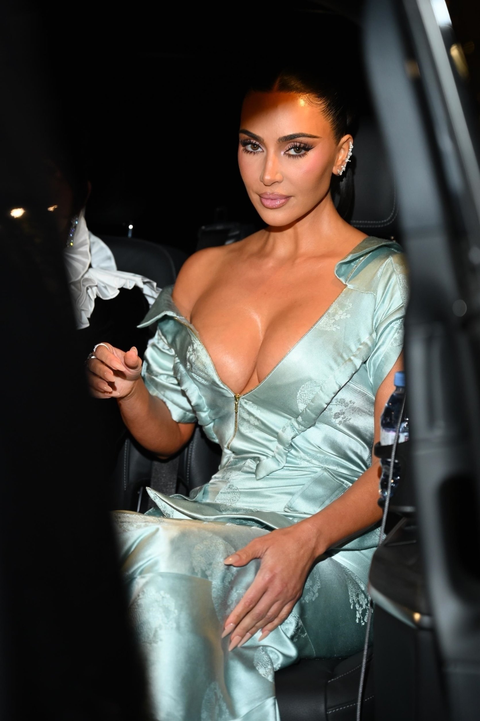Kim Kardashian luôn cố gắng mạnh mẽ khi xuất hiện trước công chúng