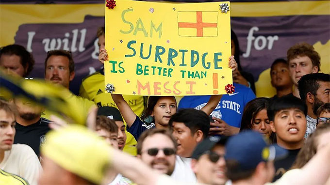 NHM so sánh tiền đạo người Anh Sam Surridge còn hay hơn Messi