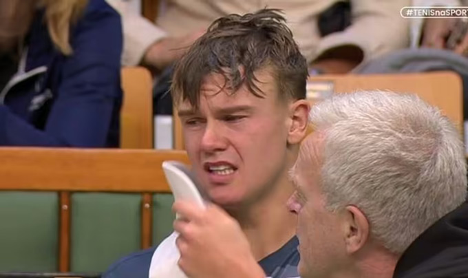 Nam thần Holger Rune nguy cơ tàn nghiệp vì rách gân Achilles