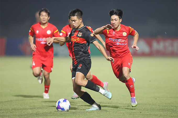 Tiền vệ Việt kiều 20 tuổi Trần Thành Trung có lần đầu tiên đá chính ở V.League - Ảnh: Minh Tuấn 