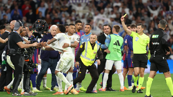 Trọng tài đã phải rút 6 thẻ vàng và 1 thẻ đỏ vì vụ xô xát sau trận El Clasico