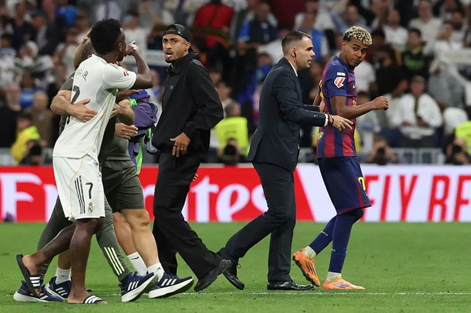 Vinicius và Yamal liên tục va chạm với nhau