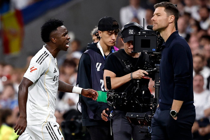 Vinicius không thèm bắt tay HLV Alonso và liên tục lẩm bẩm