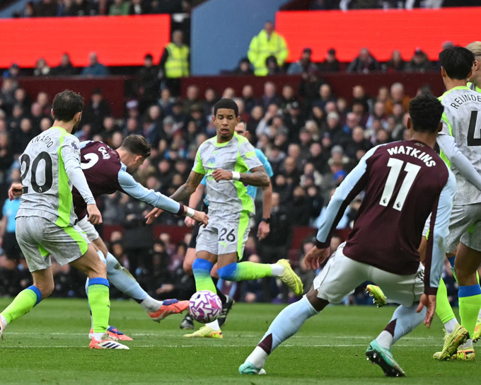 Man City bại trận trước Aston Villa