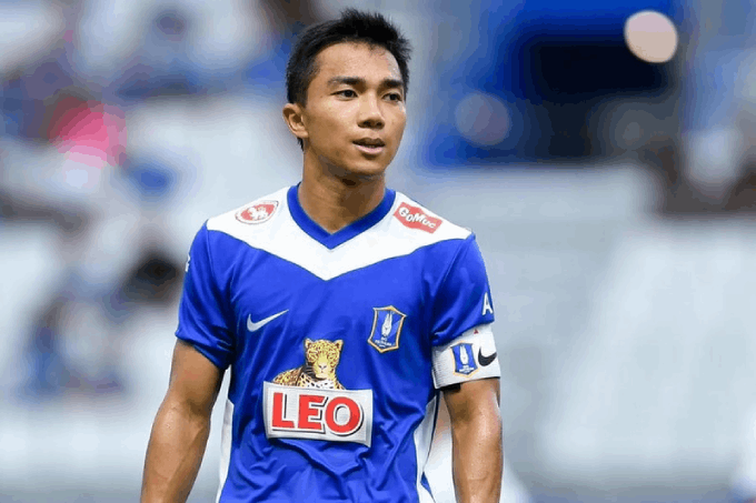 "Messi Thái" Chanathip Songkrasin nhận thẻ đỏ sau tình huống giật củi trỏ với đối phương