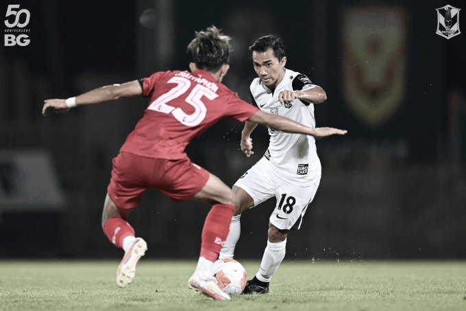 Chanathip (áo trắng) đối đầu với Chaiyaphon Otton trong trận. - Ảnh: BG Pathum United