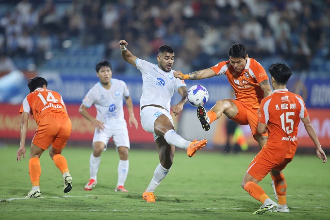 Brenner chưa ghi bàn thắng nào cho Nam Định dù đã thi đấu đủ 8 trận. Ảnh: Đức Cường 