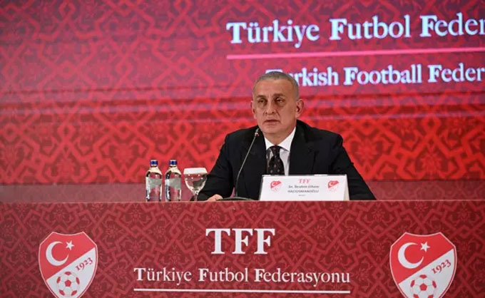 Chủ tịch TFF, ông Ibrahim Hacıosmanoglu, phải tổ chức họp báo khẩn tại Istanbul