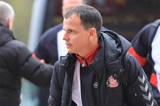 Regis Le Bris vừa giúp Sunderland đánh bại Chelsea tại ngay Stamford Bridge