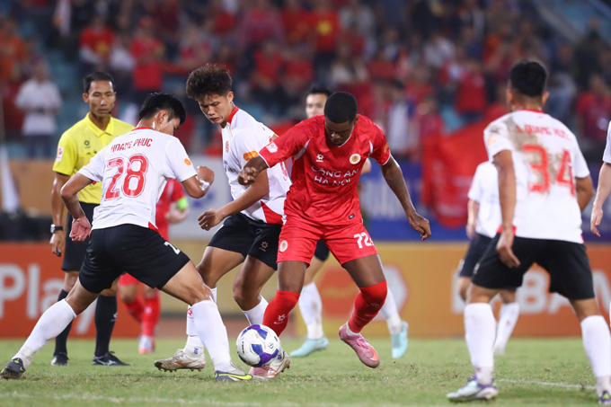 CAHN (áo đỏ) đánh bại CA TP.HCM trong trận derby sau 2 thập kỷ - Ảnh: Đức Cường