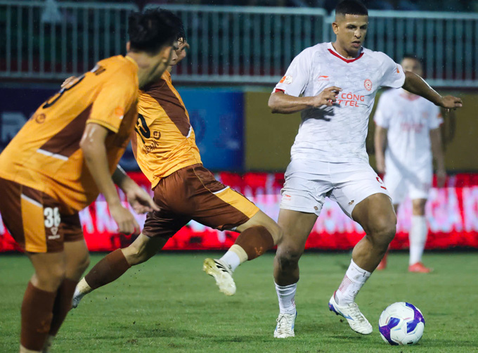 Thể Công (áo trắng) đã nhận thất bại đầu tiên của mùa giải trước đội bét bảng HAGL