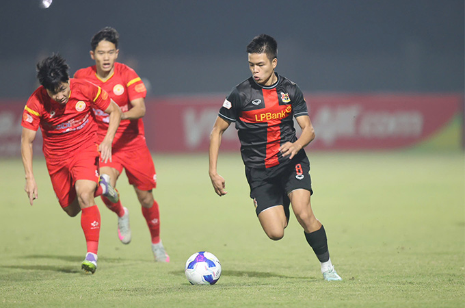 Trần Thành Trung ghi dấu ấn với pha kiến tạo cho đồng đội lập công, mang về chiến thắng 3-1 cho Ninh Bình -  Ảnh: Minh Tuấn
