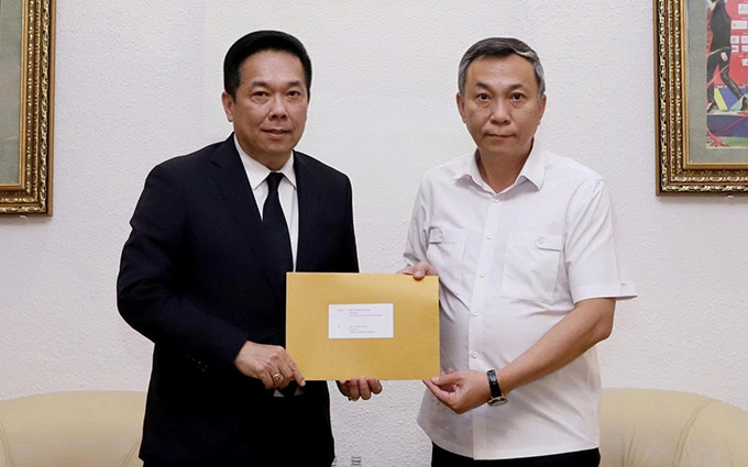 Ông Adisak Benjasiriwan chuyển thư xin lỗi của LĐBĐ Thái Lan tới Chủ tịch LĐBĐ Việt Nam Trần Quốc Tuấn