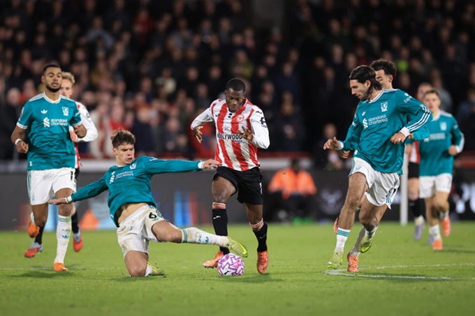 Hệ thống phòng ngự của Liverpool đã chơi không tốt trước Brentford