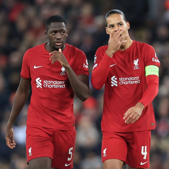 Cặp trung vệ chủ chốt Van Dijk - Konate cũng có dấu hiệu sa sút