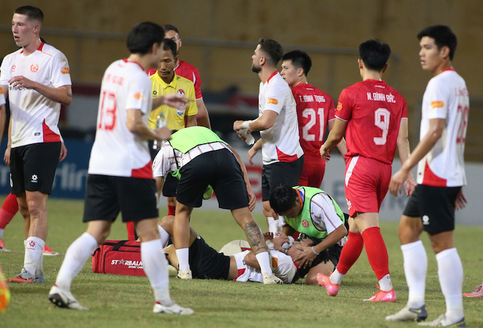 CA TP.HCM gặp khủng hoảng lực lượng sau trận thua CAHN. Ảnh: Minh Tuấn