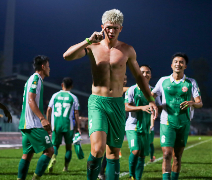 Zan có khát vọng, có chuyên môn nhưng anh và gia đình cần phải kiên định bởi năm nay anh mới chỉ 19 tuổi