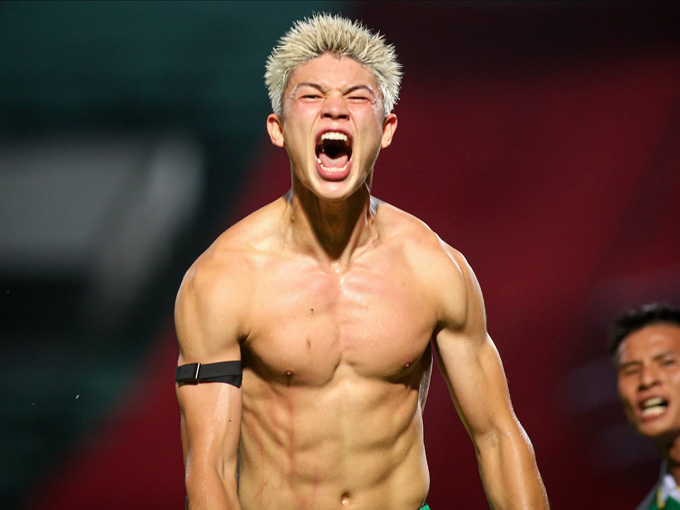 Zan Nguyễn đã có màn ăn mừng đầy cảm xúc sau khi ghi bàn thắng cho CLB TP.HCM