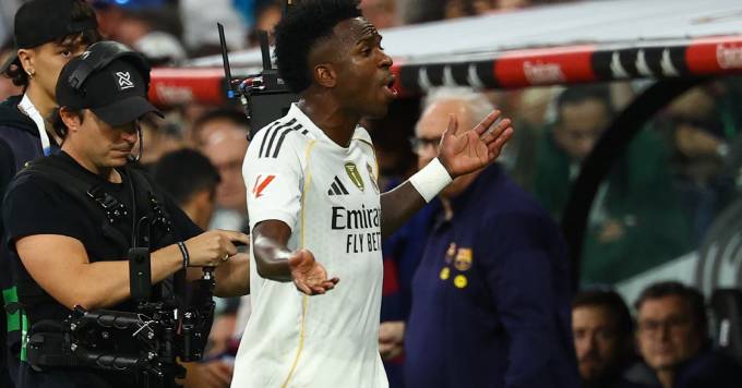 Vinicius tỏ ra tức tối khi bị Xabi Alonso thay ra ở trận El Clasico