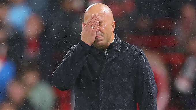 HLV Arne Slot đang chịu rất nhiều áp lực vì thành tích yếu kém của Liverpool
