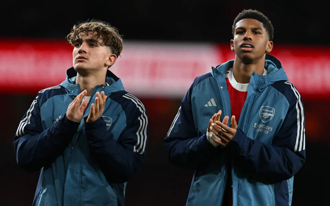 Dowman (trái) và tiền đạo trẻ Andre Harriman-Annous là tương lai của Arsenal