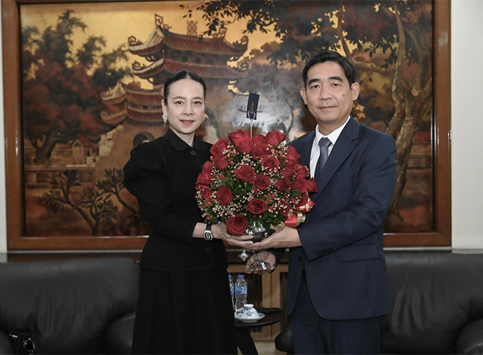 Chủ tịch LĐBĐ Thái Lan - Madam Pang đã đích thân đến thăm Đại sứ Phạm Việt Hùng, Đại sứ đặc mệnh toàn quyền của Việt Nam tại Thái Lan, nhằm gửi lời xin lỗi chân thành sau sự cố hiển thị nhầm quốc kỳ Việt Nam 