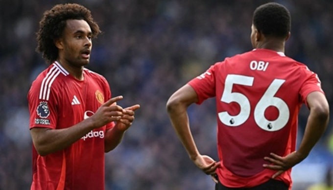 Tài năng trẻ Chido Obi (phải) cũng là lý do để Zirkzee nên ra đi sớm