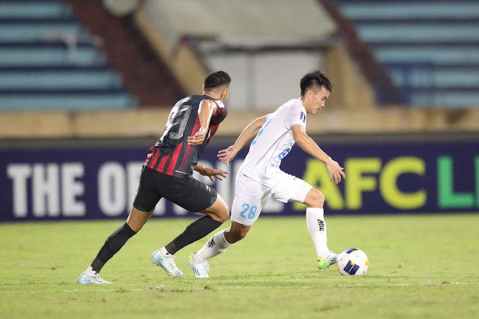 Nam Định (áo trắng) kiệt quệ vì cơn bão chấn thương. Ảnh: Đức Cường