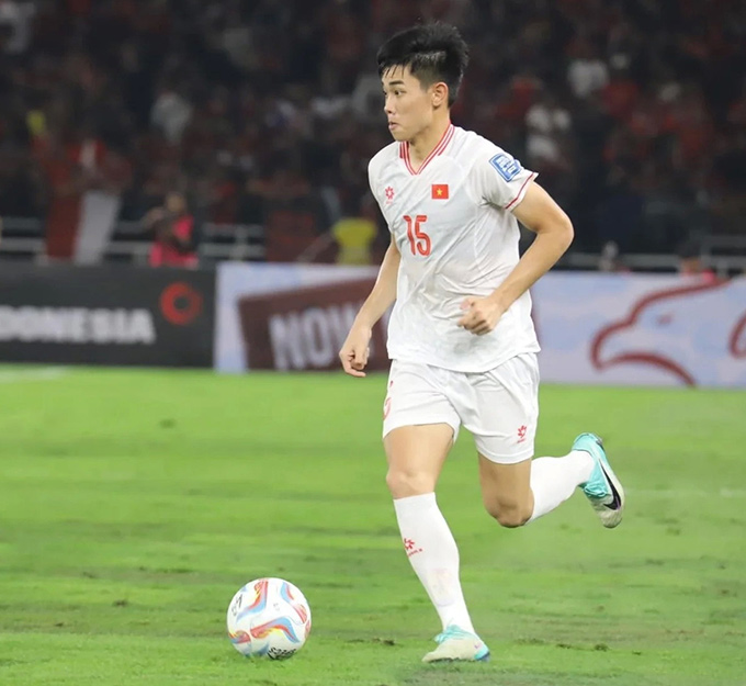 Đình Bắc đứng giữa 2 mặt trận của CLB Công an Hà Nội và U22 Việt Nam - Ảnh: VFF