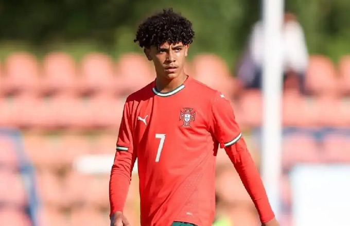 Con trai Ronaldo ra mắt đội U16 Bồ Đào Nha