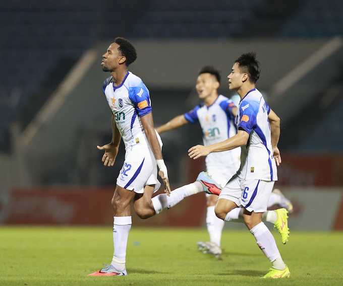 Niềm vui của trung vệ Justin khi ghi bàn thắng cho SLNA - Ảnh: Phi Hải 