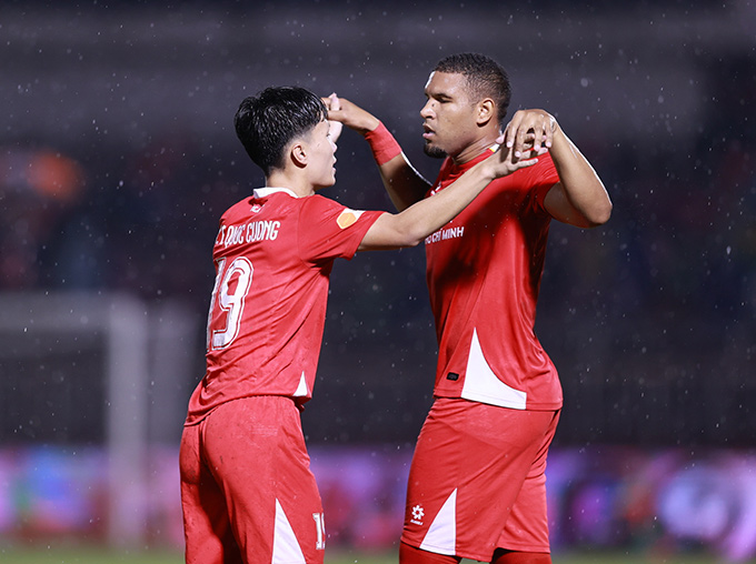 Công an TP.HCM thi đấu hứng khởi trong hiệp 1 - Ảnh: Quốc An 