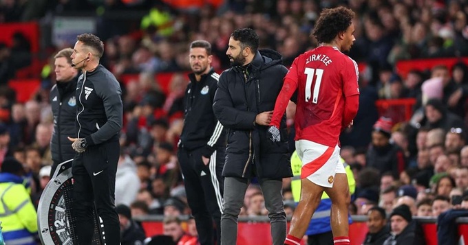 Zirkzee không hợp với lối chơi hiện tại của MU và mới được ra sân 90 phút ở mùa 2025/26