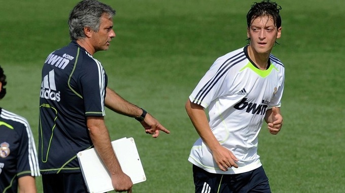 Mourinho từng mắng Ozil là "đồ hèn"