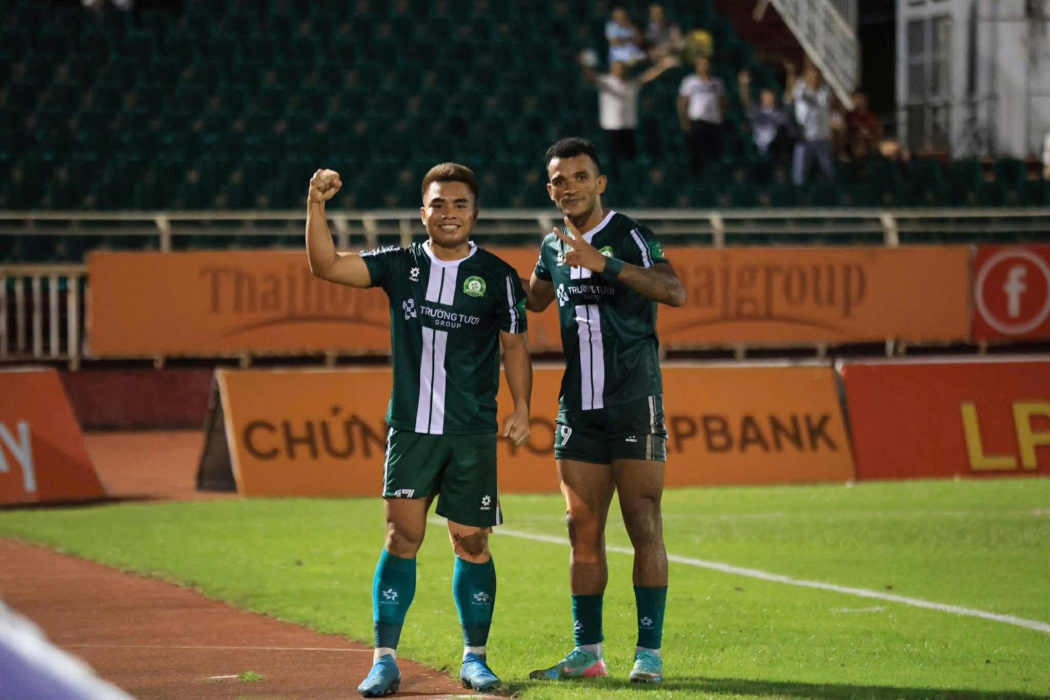 Hồ Thanh Minh (bên trái màn hình) sắm vai người hùng mang về chiến thắng cho Đồng Nai (Ảnh: Đồng Nai)