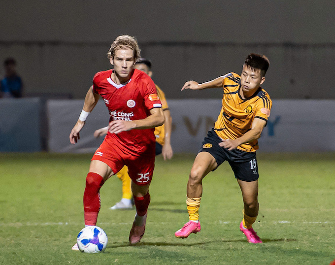 Thể Công Viettel lấn lướt hoàn toàn so với chủ nhà Thanh Hoá. Ảnh: Đức Cường