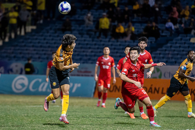 Các mũi tấn công của Thanh Hoá đều bị khoá chặc. Ảnh: Đức Cường