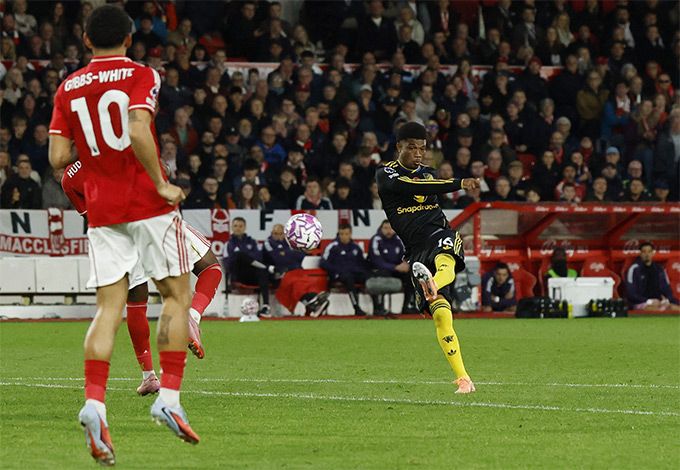 Siêu phẩm volley của Diallo giúp MU có trận hòa 2-2 trước Nottingham